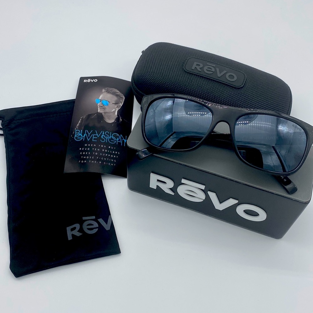 Rēvo Lukee Black Woodgrain w/Graphite Polarized Lenses